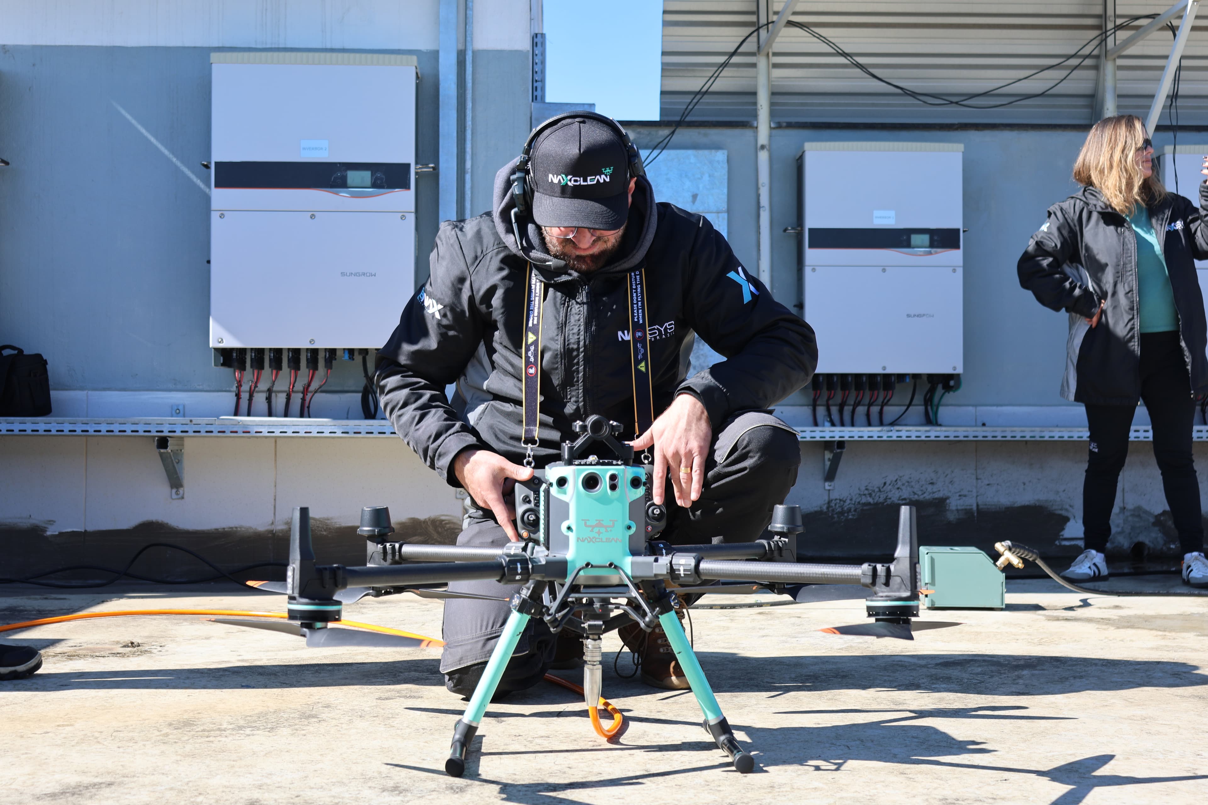 Drone em voo, representando a tecnologia utilizada na operação